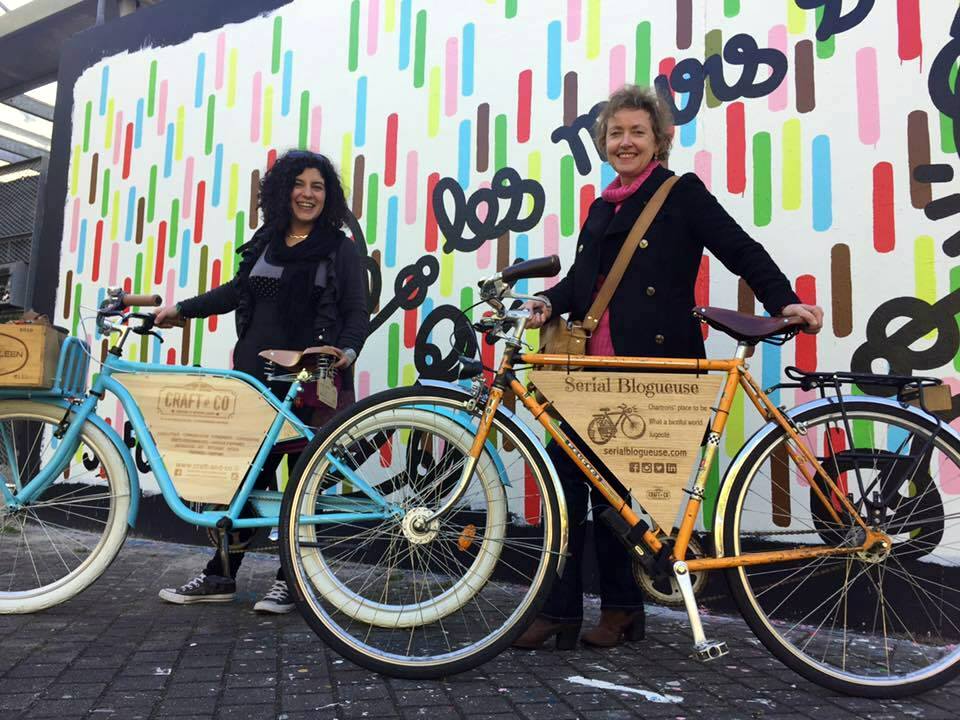 Les tribulations aux Chartrons à Bordeaux de deux bikeuses aux vélos customisés par Craft & Co 