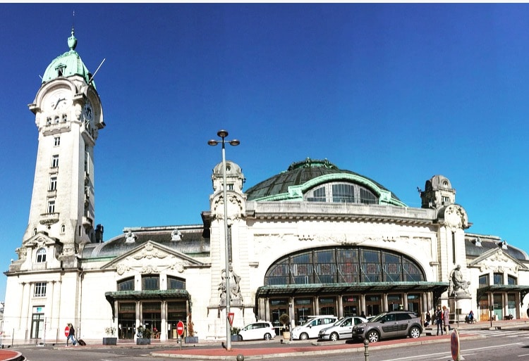 La gare de Limoges-Bénédictins est une gare ferroviaire française, la principale des deux gares de la commune de Limoges, en région Nouvelle-Aquitaine, lieu de l'émission 9h50 le matin.