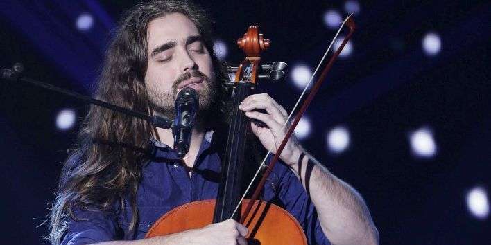 Quentin Gendrot et son violoncelle passent à la télé devant des millions de spectateurs.