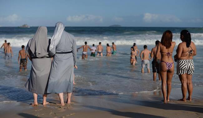 Deux sœurs sur la plage de Copacabana. To be Femme et/ou religieuse