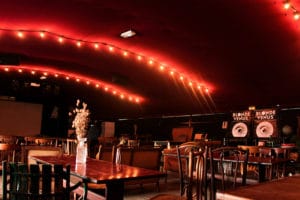 Bar d'un côté, scène de l'autre