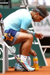 Nadal qui touche minutieusement ses bouteilles