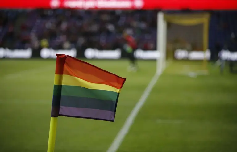Poteaux de corners drapeau LGBT sport et politique