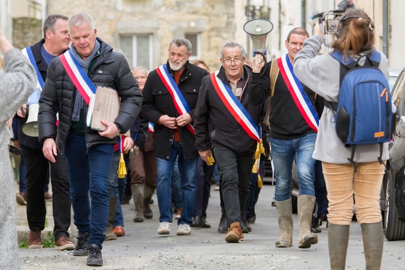 Les maires du Réolais en marche vers la sous-prefecture de Langon