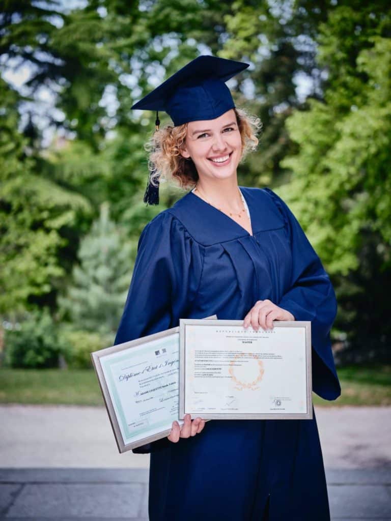 Sarah Lequette en uniforme de remise des diplomes pour ses deux Masters