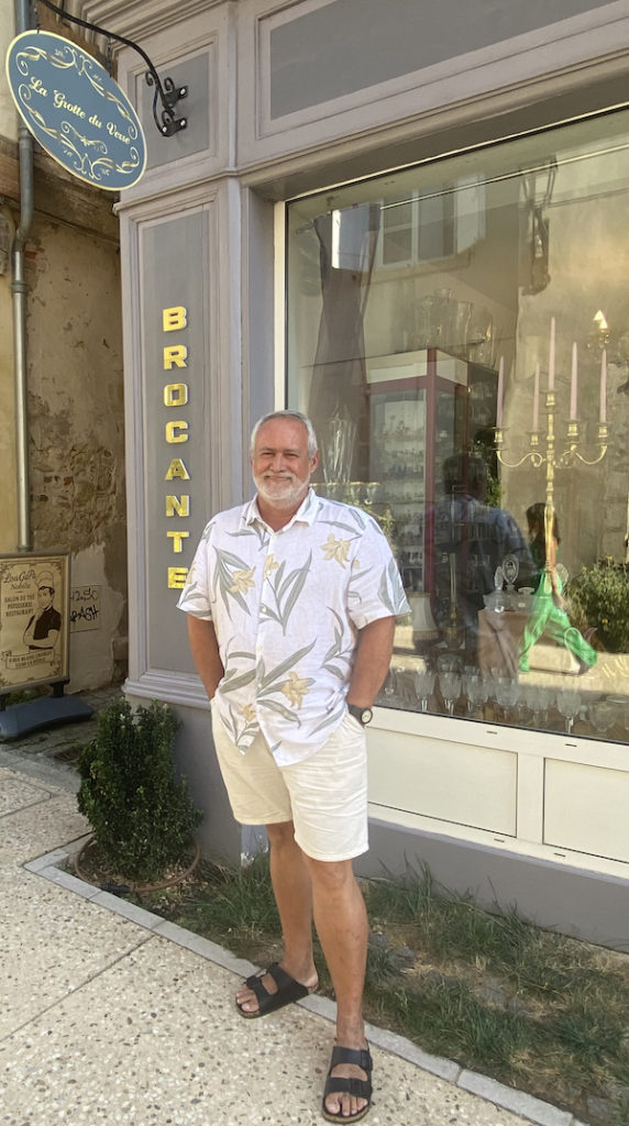 Paulo Pessoa devant la devanture de la Grotte du verre