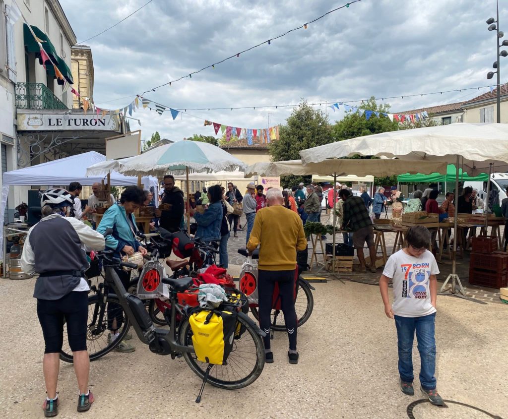 Le petit marché du mercredi de la Reole attire les touristes