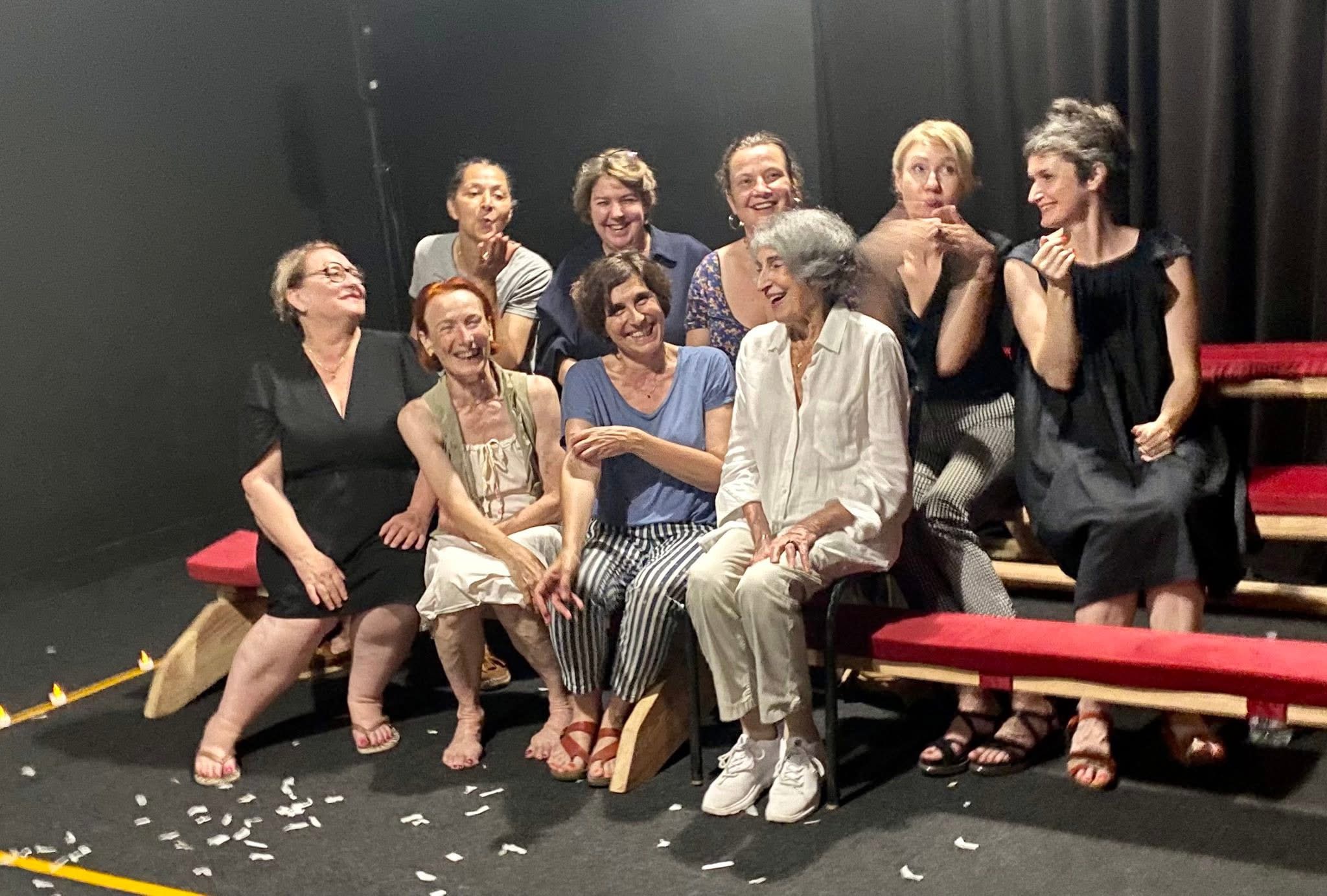 Elise Dubroca, Mummy & la troupe d'amatrices en 2025. La Troupe de 2026 compte autant de femmes que d'hommes.