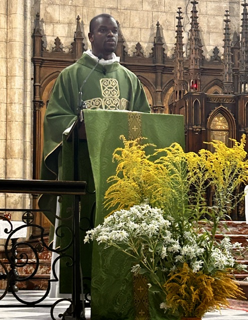 Père Narcisse messe des 10 ans de prêtrise